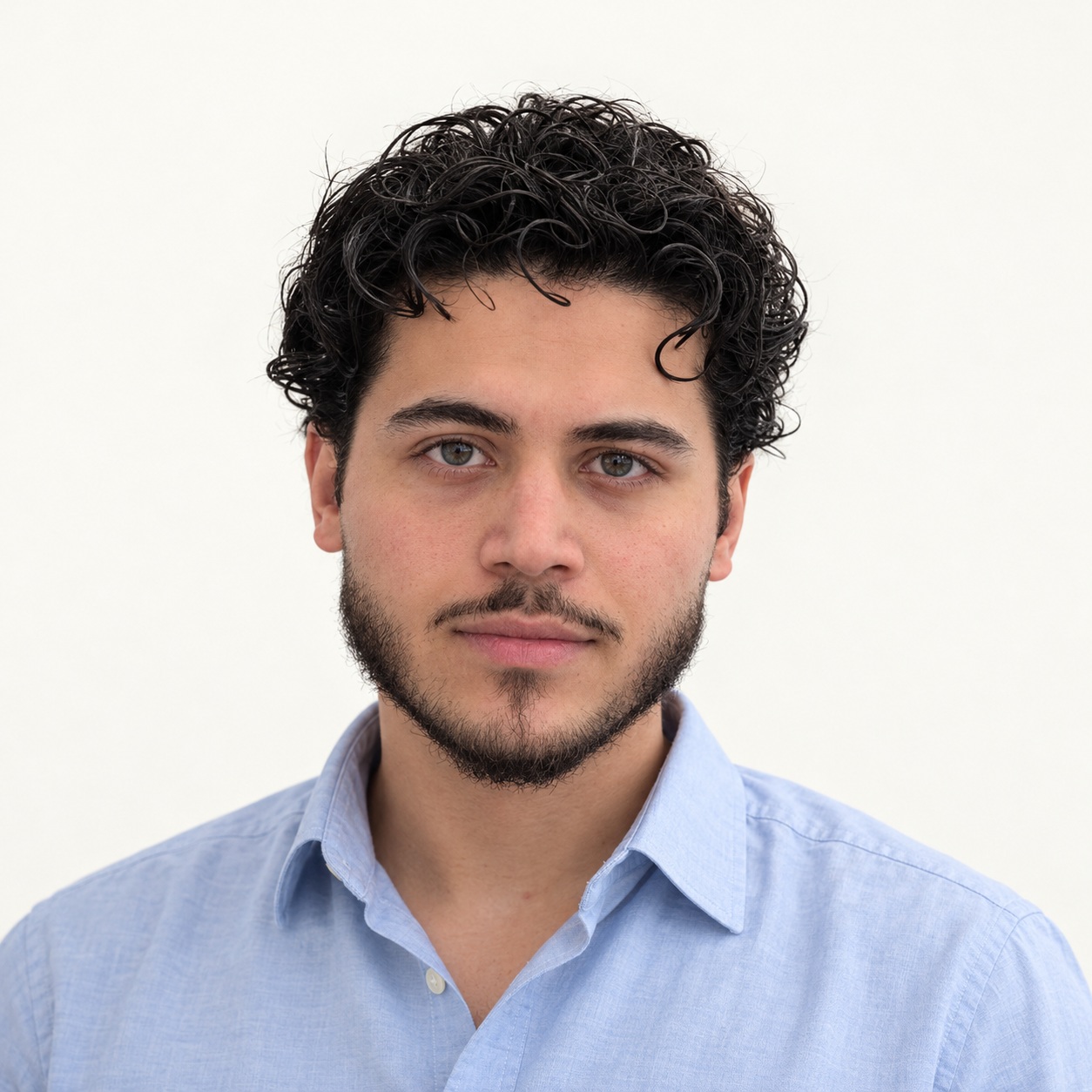 Furkan Bekdemir im hellblauen Hemd